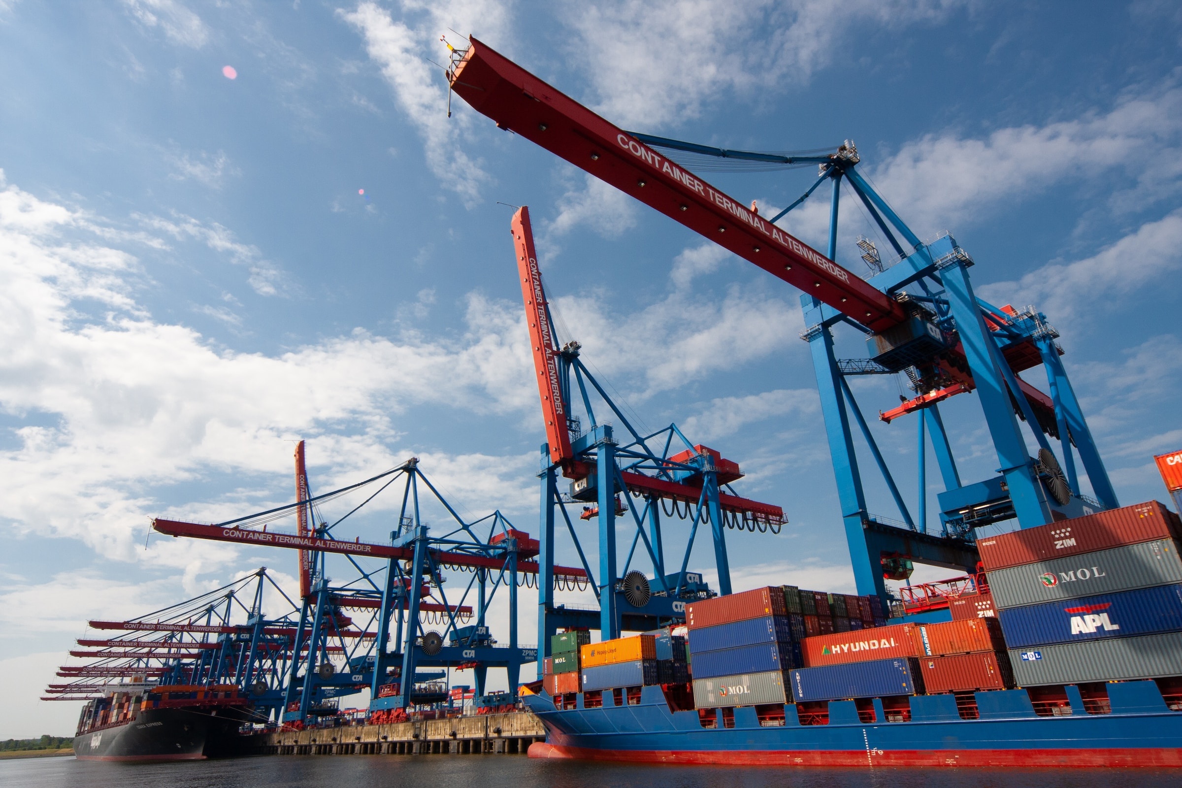 Ein Containerschiff wird am Hafen geladen